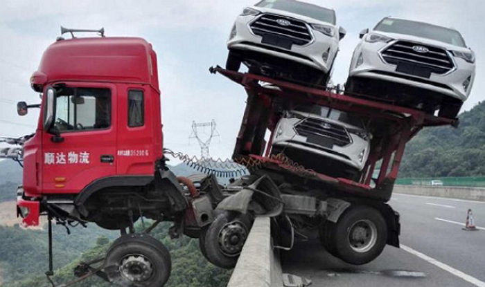 ‘낭떠러지’서 기적적으로 목숨 구한 트럭 운전사 (사진)