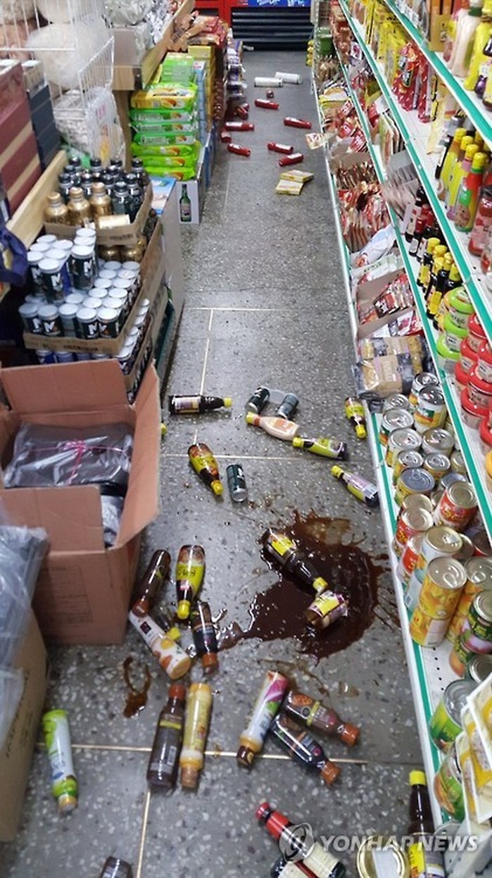 ‘규모 5.8’ 지진 직후 경주 한 슈퍼마켓의 실시간 상황 (사진)