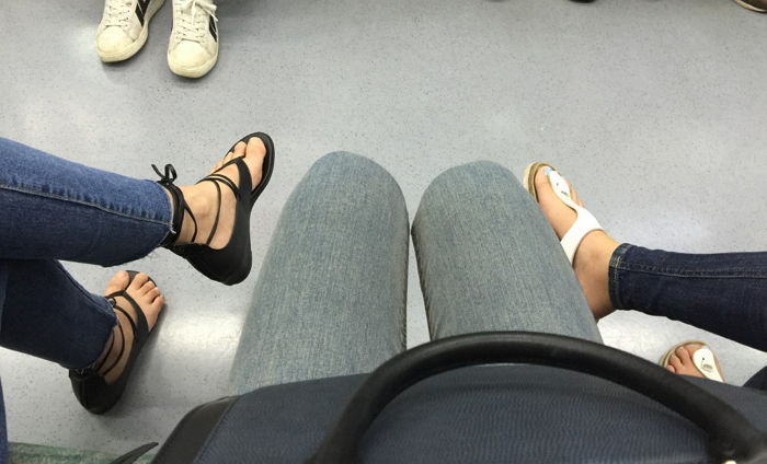 “지하철에서 제발 다리 좀 꼬지 마세요”