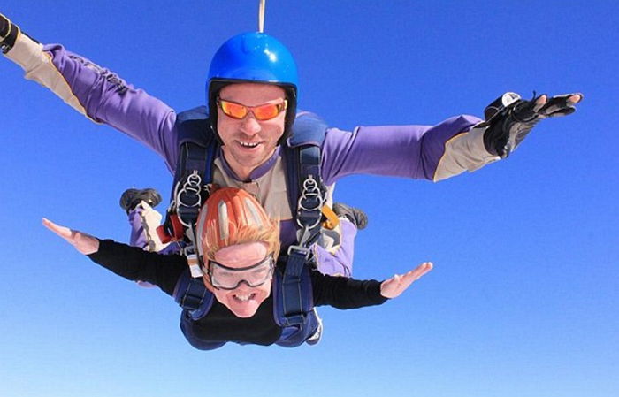 낙하산 펴지지 않아 4.5km 아래로 추락한 여성