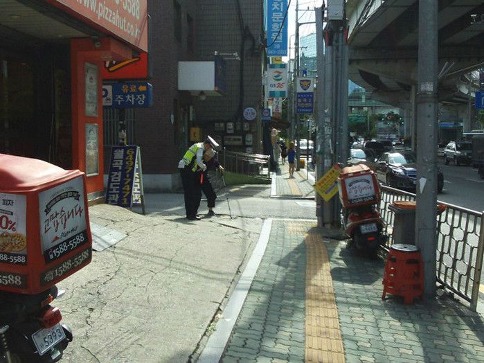 월곡역 앞에 쓰러진 ‘지팡이 노인’ 끝까지 챙긴 교통경찰