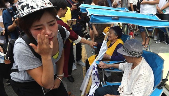 ‘위안부’ 피해자 수요집회서 참회의 눈물 흘리는 일본인 여성