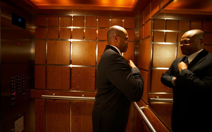 그동안 알지 못했던 ‘엘리베이터’에 거울이 달려 있는 이유