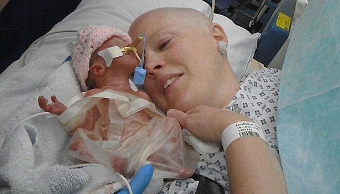 뱃속 아기 위해 말기암 치료를 미뤘지만 아기는 끝내 사망했다