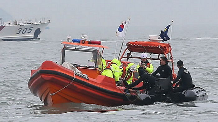 <속보> 해군, 동해추락 헬기 실종자 시신 1구 인양