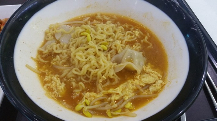 “이게 휴게소서 제일 저렴한 4,500원짜리 라면입니다”