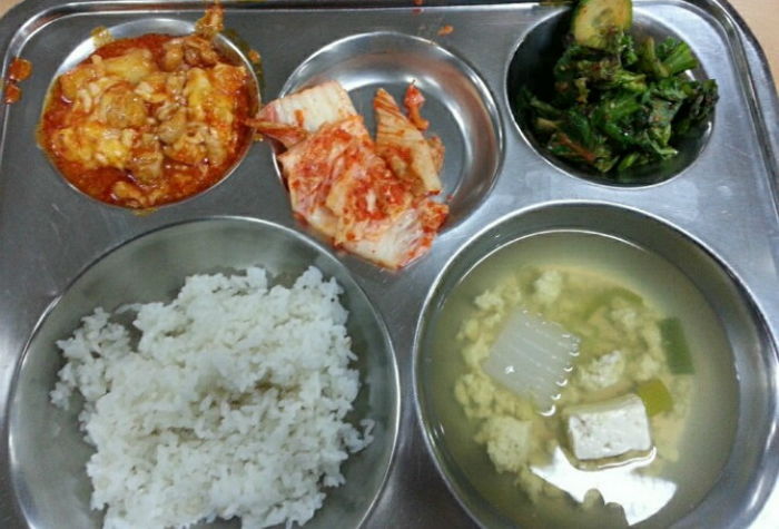 ‘군대 짬밥’보다 조금 더 낫다는 어느 여고의 ‘4200원’ 급식