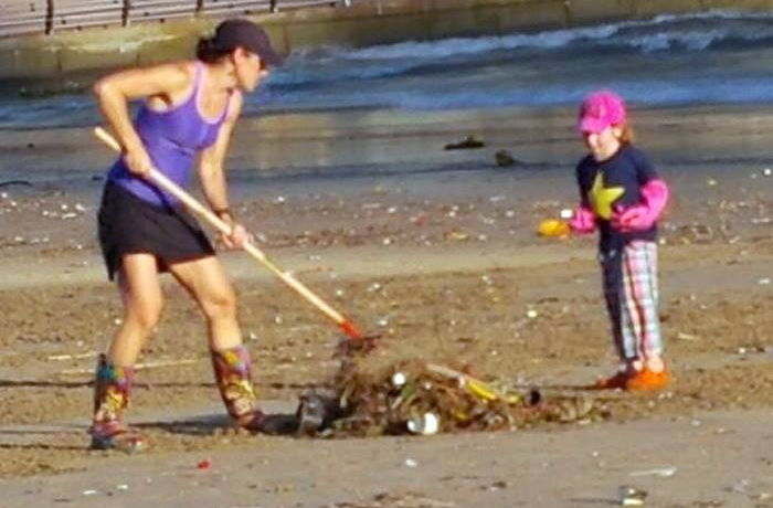 태풍 ‘차바’로 엉망진창된 광안리 청소하는 외국인 모녀
