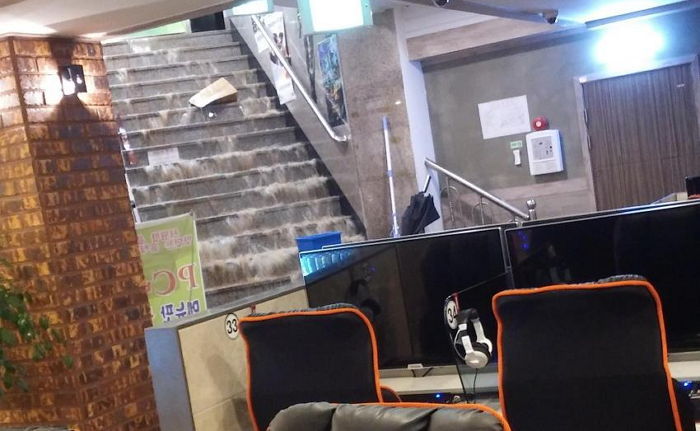 폭우에 24시간 동안 PC방서 게임하던 누리꾼이 본 광경