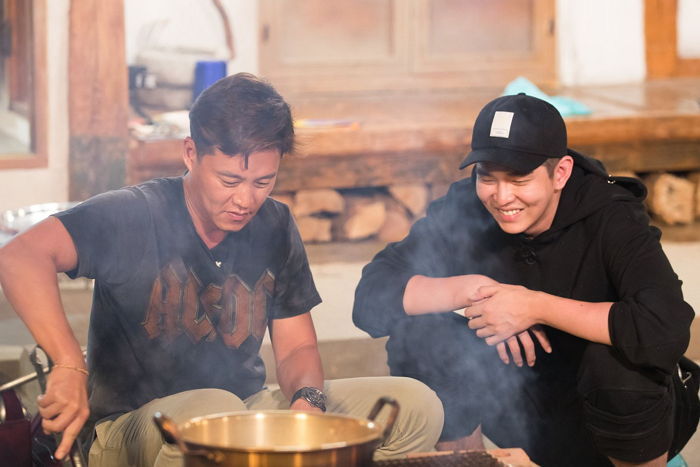 요리하는 이서진 옆에서 ‘빙구웃음’ 짓는 막내 윤균상