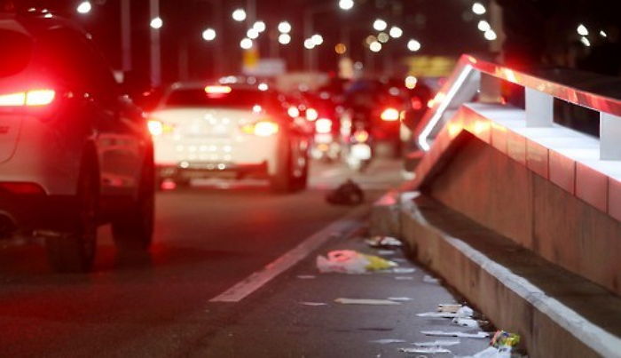 100만여명 모인 ‘불꽃축제’ 현장에 버려진 쓰레기들