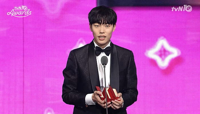 ‘tvN 시상식’서 더욱 돋보였던 류준열의 ‘남다른’ 매너