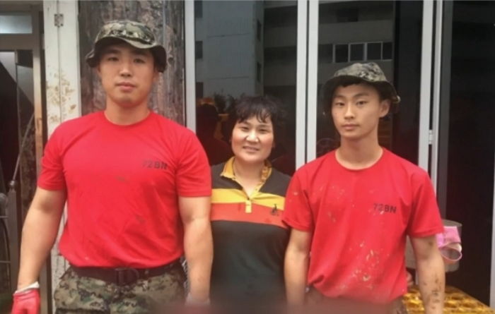 태풍 잔해속 묻혀있던 ‘돈뭉치’ 주인 찾아준 군인들