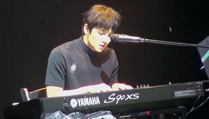 흩날리는 꽃가루 맞으며 팬들에게 피아노 쳐주는 지창욱 (영상)