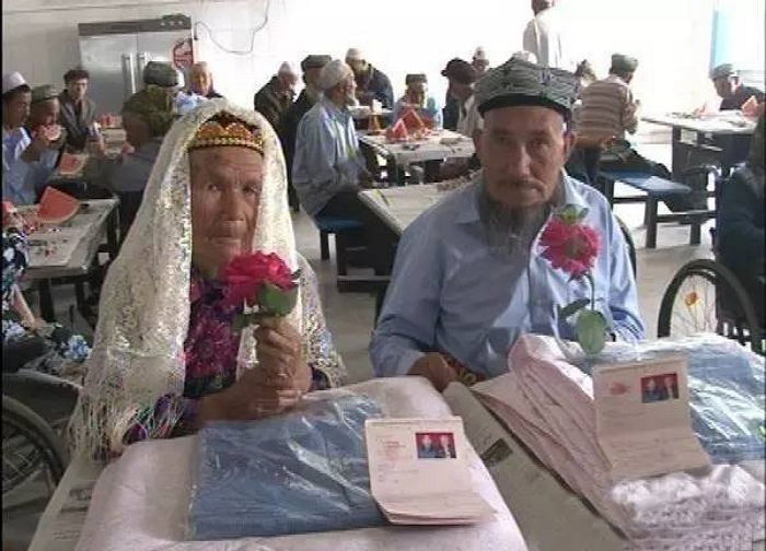 열렬한 구애 끝에 114세 할머니와 결혼한 71세 할아버지