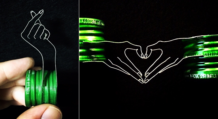 병뚜껑 아티스트가 소주 뚜껑으로 만든 ‘손가락 하트’