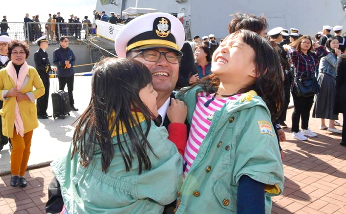 파병 마치고 무사 귀한한 아빠에 꼭 안겨 떨어지지 않는 딸들