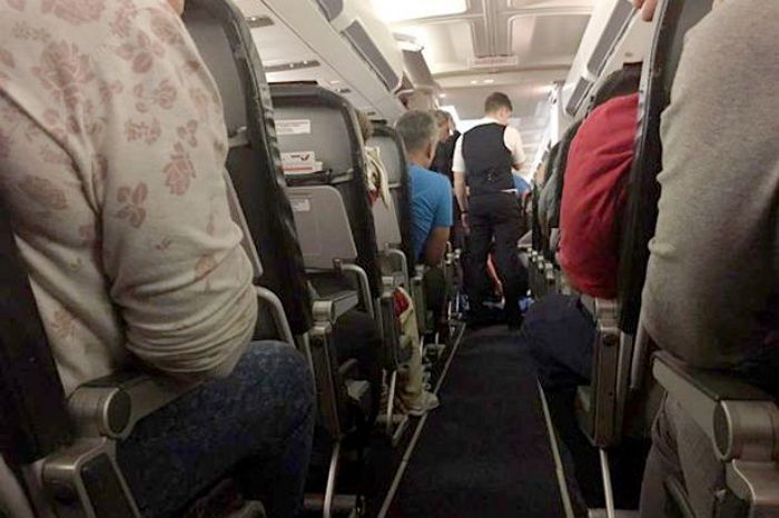 비행 중 '돌연사'한 시체와 3시간 함께 이동한 승객 - 인사이트