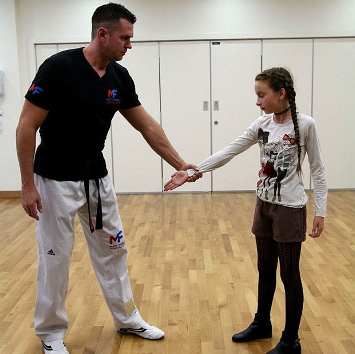 어린소녀도 쉽게 따라 할 수 있는 ‘치한 퇴치 방법’ (영상)