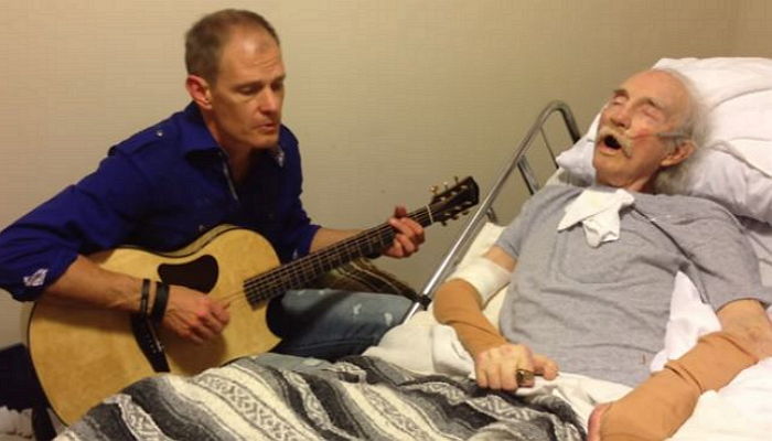 죽어가는 아버지 옆에서 노래 불러준 아들 (영상)