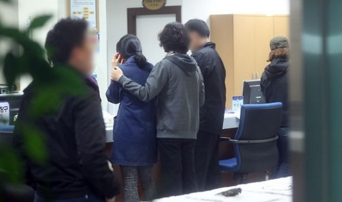 “시신 볼 수 없으면 신발이라도 보여달라” 울부짖는 유가족들