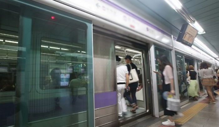 <속보> 지하철 5호선 김포공항역서 승객 한명 숨져