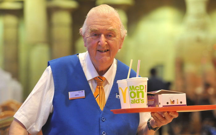 푸드코트서 일하는 할아버지 위해 휴가비 모금하는 손님들