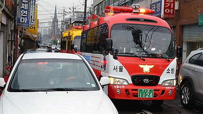 불법 주차 떄문에 화재 골든타임 놓치는 소방차