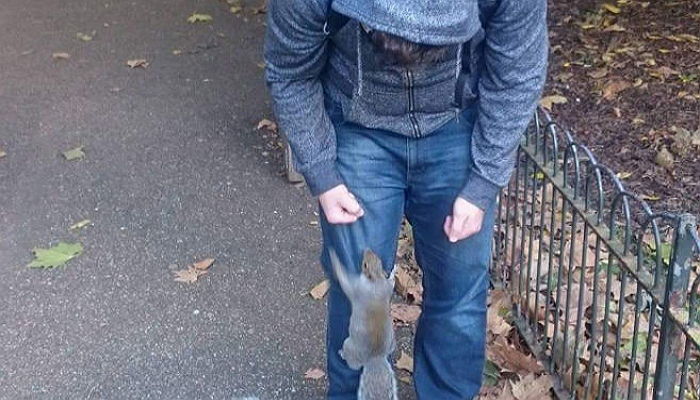 다리에 붙어 집까지 따라온 다람쥐를 입양한 남성