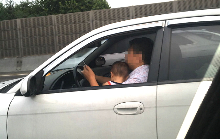 어린 아들 안은채 스마트폰 하며 운전하는 ‘무개념’ 아빠