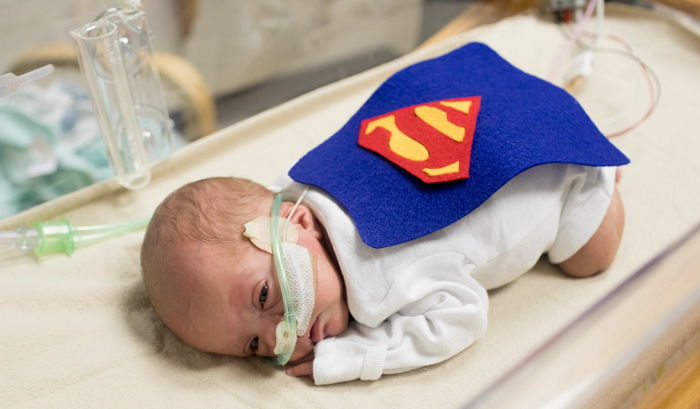 중환자실 아기들 ‘슈퍼 히어로’로 변신시킨 간호사 (사진)