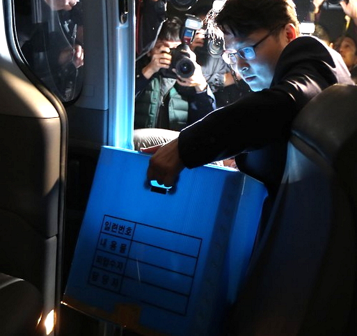 ‘미르재단 검찰 압수수색’ 사진이 비난 받고 있는 이유