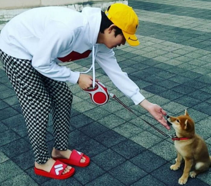 산책 나가 기분 좋은 김희철과 산책이 싫은 반려견 ‘조르’ (영상)