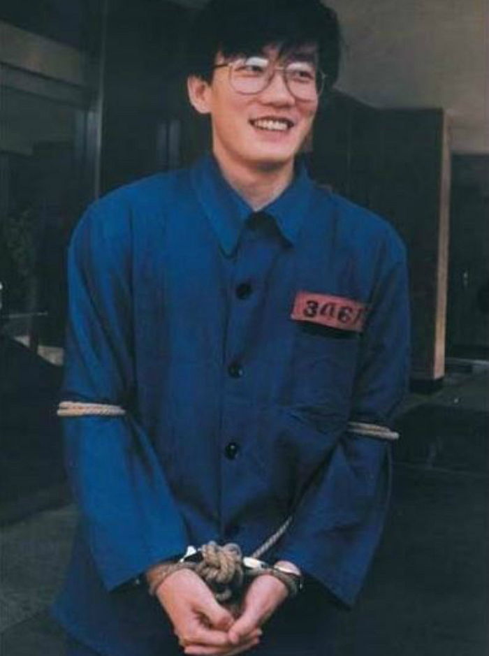 수갑 차고 구속돼도 해맑게 웃는 ‘청년’ 손석희