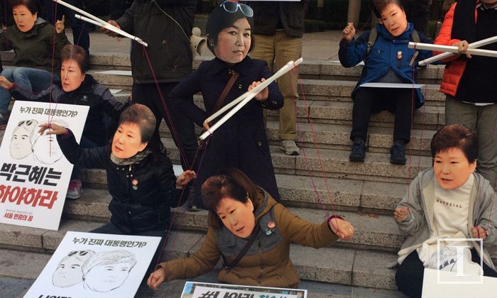 현재 촛불시위 앞둔 시민들이 벌이는 ‘꼭두각시’ 풍자극