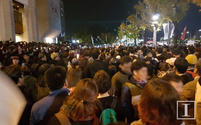 현재 청와대 향해 행진하는 시위대 차벽 세워 막는 경찰