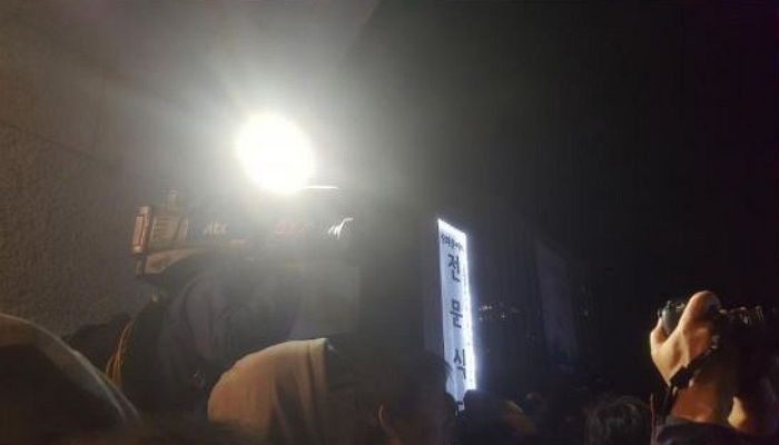 방송 ‘후레쉬’ 항의하던 시위참가자에게 JTBC기자가 한 말