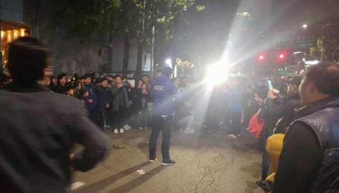 시민들에게 둘러 싸여 박수받는 JTBC 기자