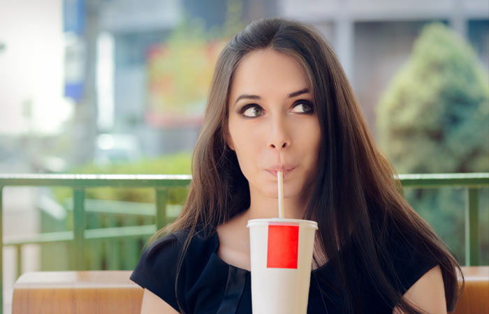 빨대로 음료 마시는 것을 당장 멈춰야 하는 이유 3가지