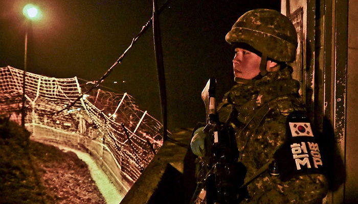 갑자기 불어닥친 추위에도 철책을 지키는 국군 장병들