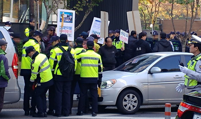 JTBC 앞에서 ‘거리행진’ 하려다 의경들과 충돌한 어버이연합회