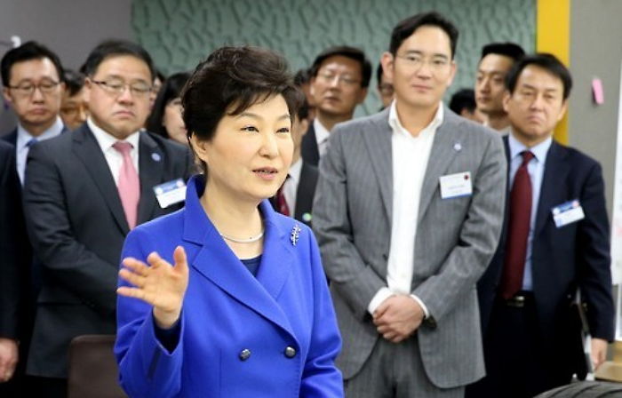 박 대통령, 미르·K스포츠설립 전 대기업 총수들과 독대했다