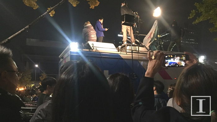 리포팅하는 JTBC 기자에게 “화이팅” 외치는 시민들