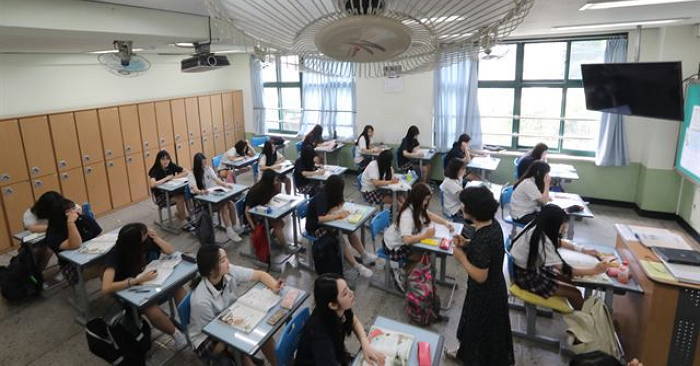 ‘성적’에 따른 ‘우등생 자리’ 폐지한 고등학교