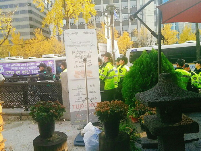 현재 청와대 진입 막으려 경복궁역 4번 출구 메운 경찰들