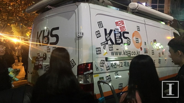 KBS 취재 차량에 붙여진 ‘박 대통령 하야’ 스티커