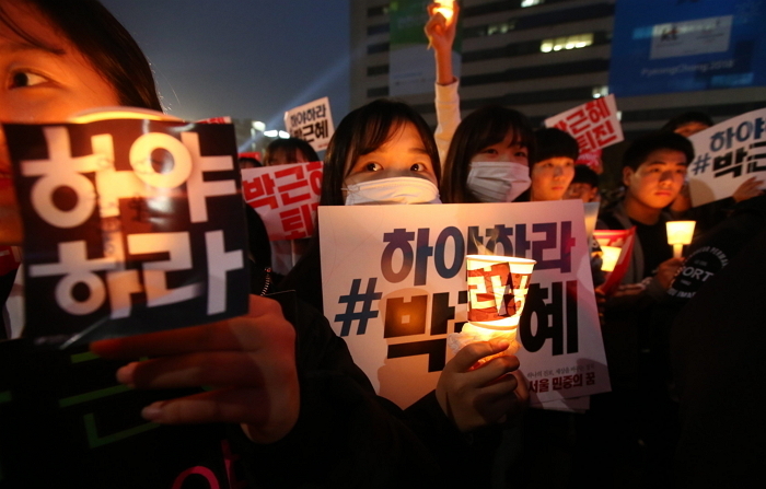 오늘 12일 ‘촛불집회’ 가기 전 꼭 챙겨야 할 물건 7개