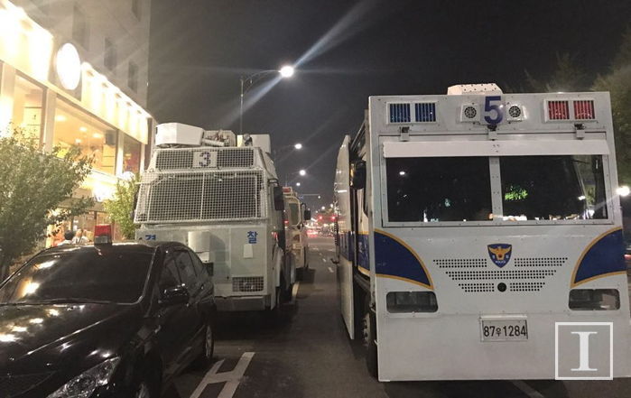 서울시의 ‘소화전’ 사용 불허 방침에 물차와 함께 동원된 살수차