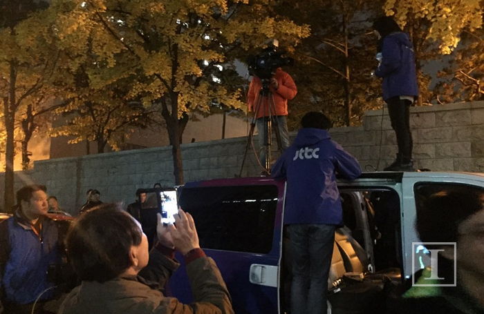 JTBC 취재진 향해 ‘촛불만세’ 외치는 시민들