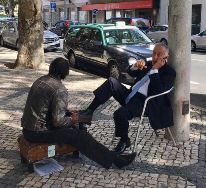 노숙자에게 구두 닦는 모습 포착된 포르투갈 대통령